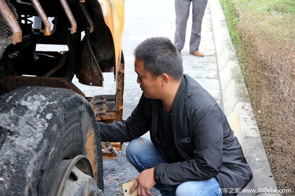 天龙离奇着火停车场不管卡友都急哭了