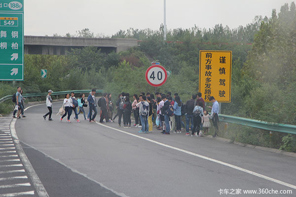 都嫌自己活得长实拍高速典型反面案例