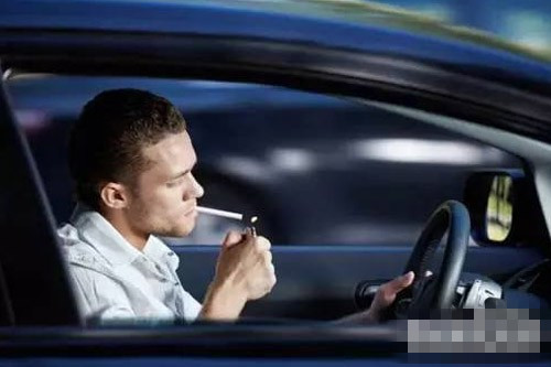 车内有烟味怎么办，把抽烟的朋友赶下车！