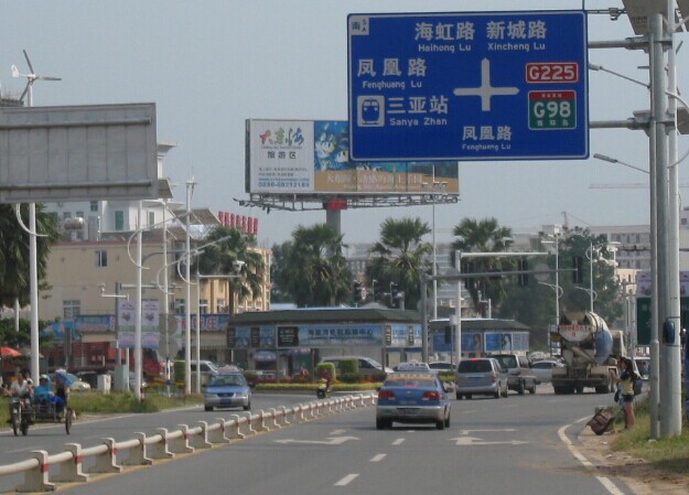 厦门机场租车，路标右转就是加油站